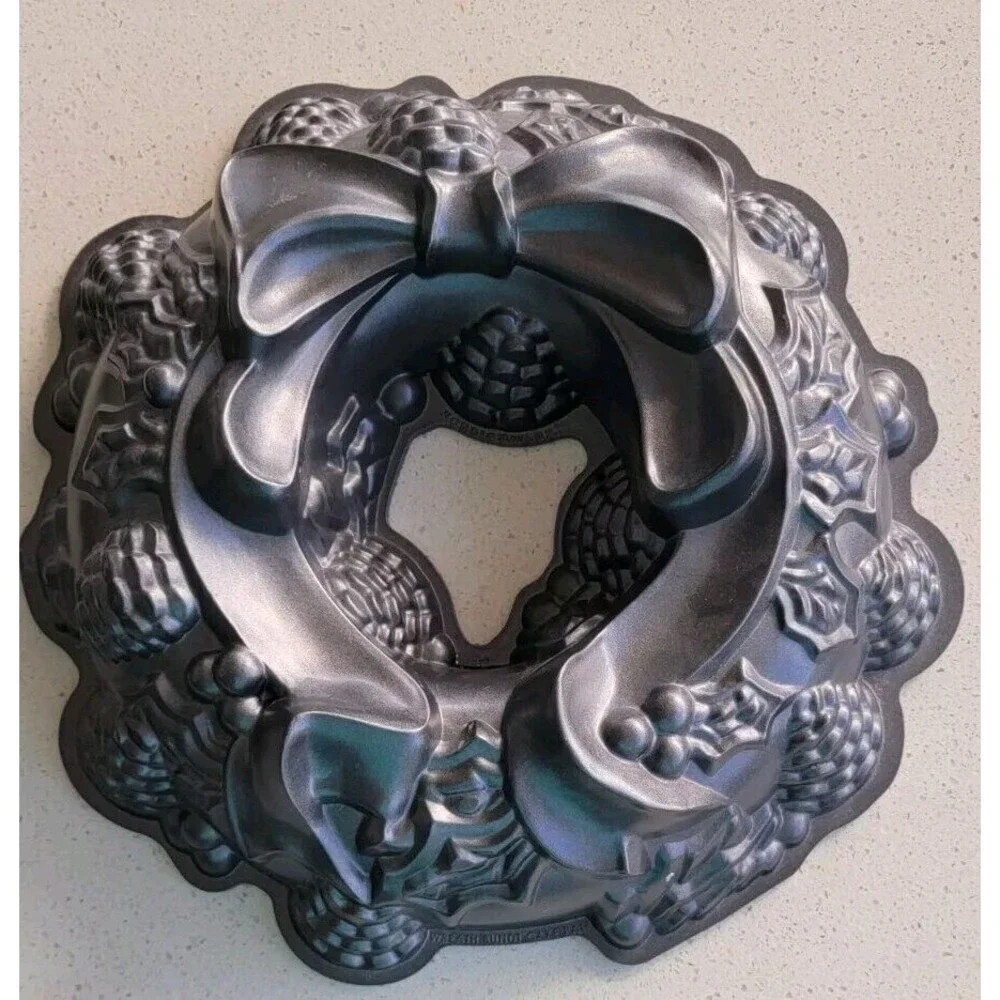 Nordic Ware Bundt Cake Pan Holiday Wreath 12” Non Stick Made In USA